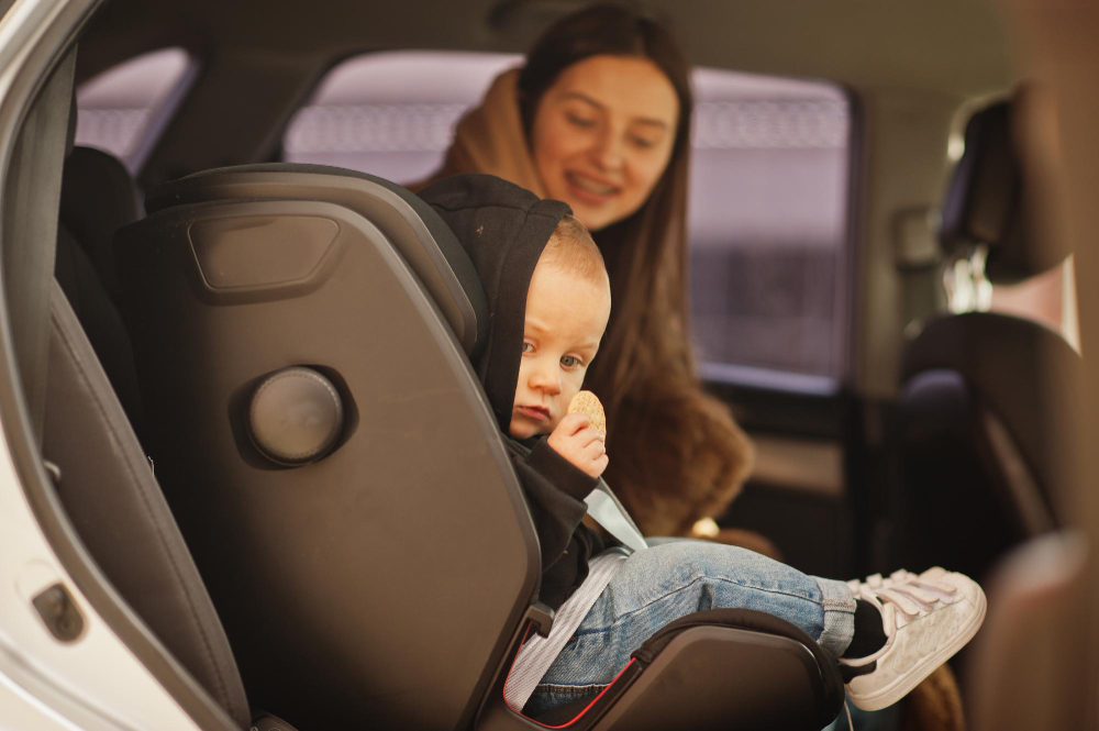 ¿Cómo funciona una silla de coche giratoria?